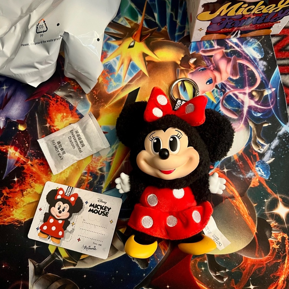 Pop Mart Disney Mickey Family Together Series Plush Keychain Minnie - Picture 3 of 6